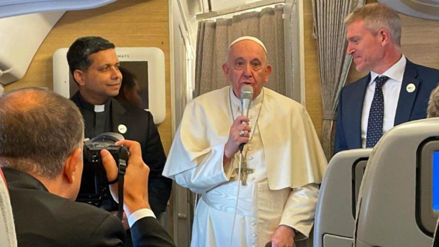 Paus Franciscus tijdens de vlucht naar Nur-Sultan © Vatican Media