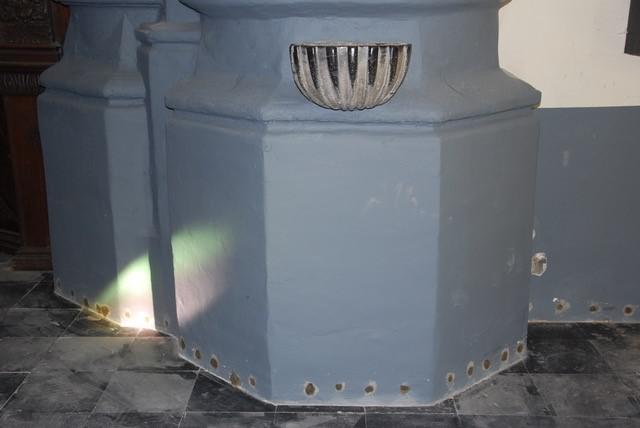 In het kerkportaal is onder meer in de torenzuilen (noord) onder het wijwatervat en ter hoogte van de vloer vochtbestrijding aangebracht. © AbVB