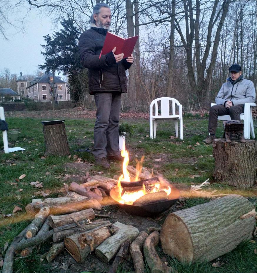 Geert als voorganger tijdens de vastenviering op de avondweide van Hof Zevenbergen  © Babs Mertens