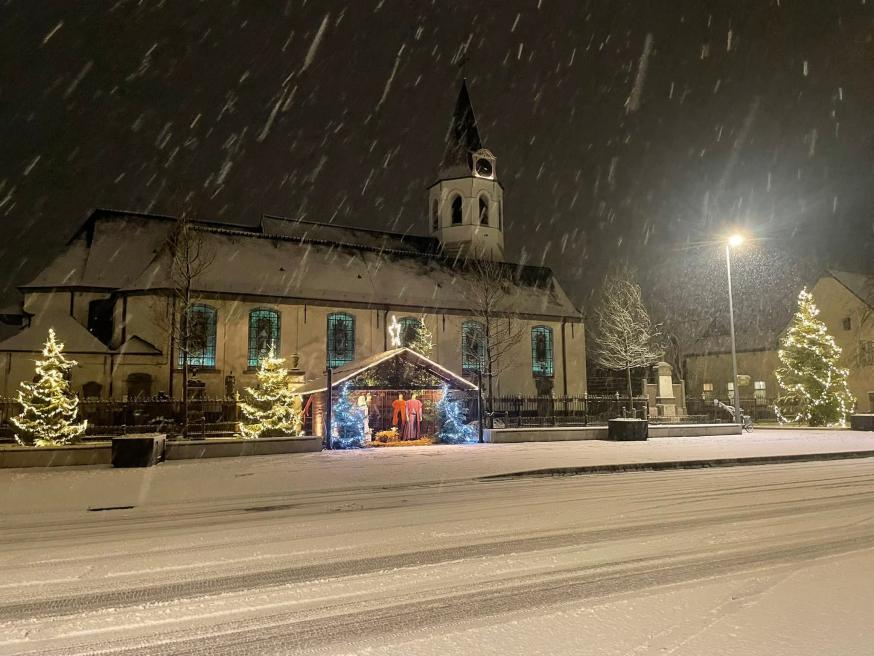 Kerststal aan de kerk van Zeveneken © GM
