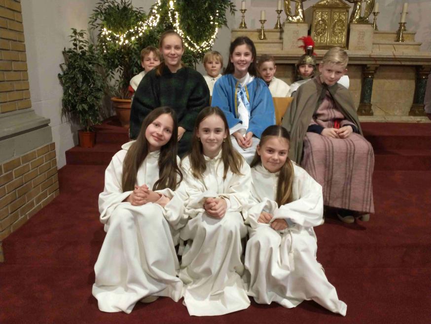 Vormelingen beeldden het kerstverhaal uit in Beervelde © ML