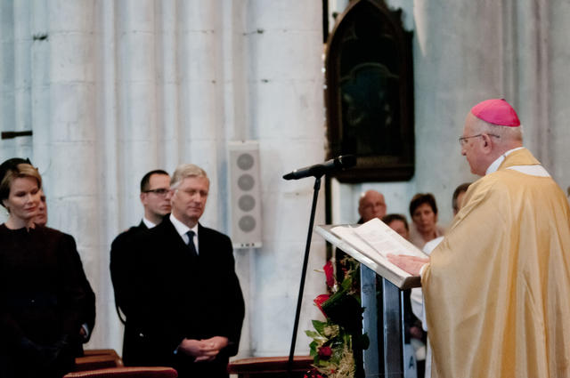 Nuntius Berloco leest de bul, het koningspaar luistert (c) Philippe Keulemans