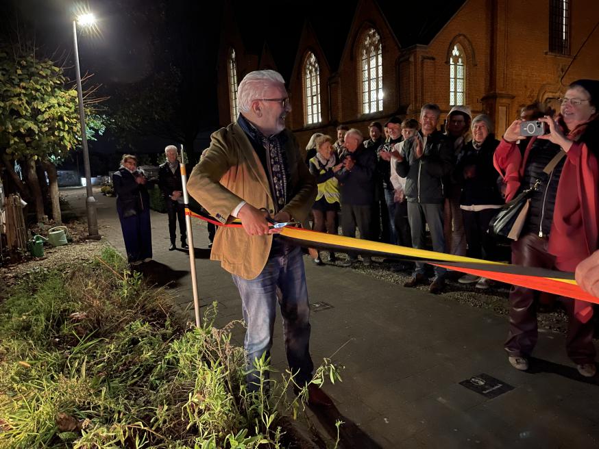 Muurschildering: doorknippen van het lint