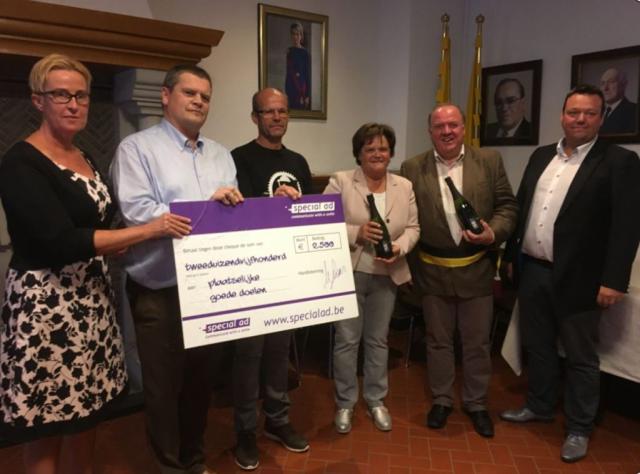 Hilde nam de cheque in ontvangst. 