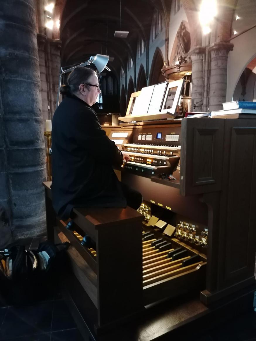 Koen Van den Camp aan het werk op het Viscount orgel in de Heilig Kruiskerk van Stekene. 