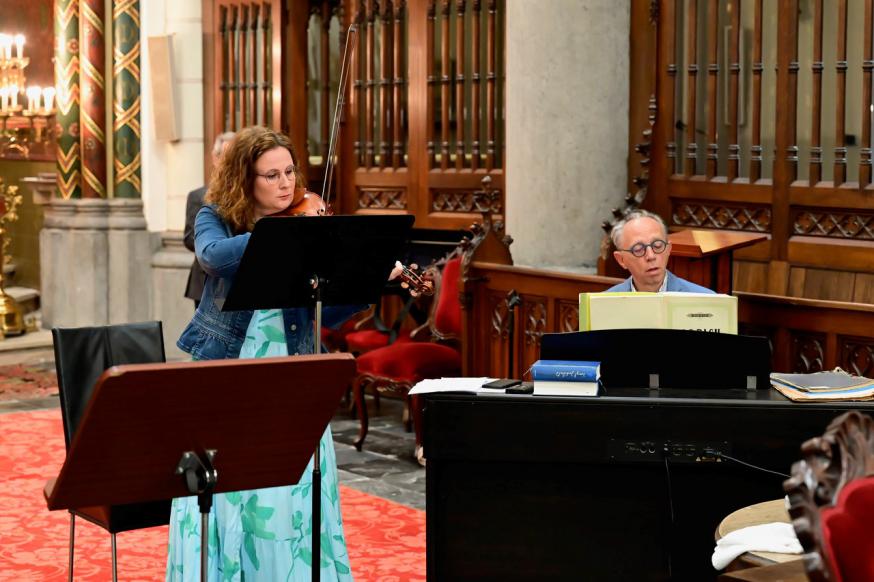 violiste Sarah Wyffels en pianist Koen Dejonghe waren de muzikanten in Sint-Gillis-Waas © @Close Up Els Buys