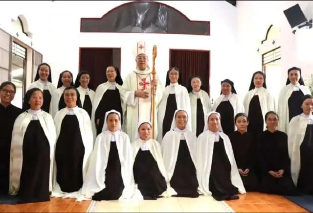De bisschop met de zusters van Kontum © giaophankontum.com
