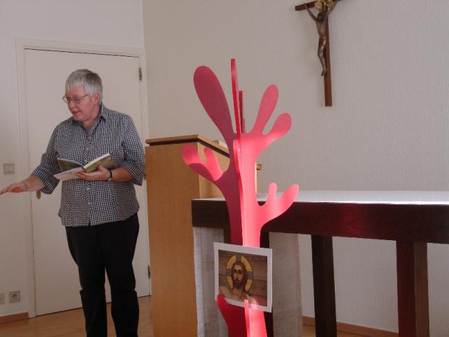 Zr Lieve legt uit © zdb