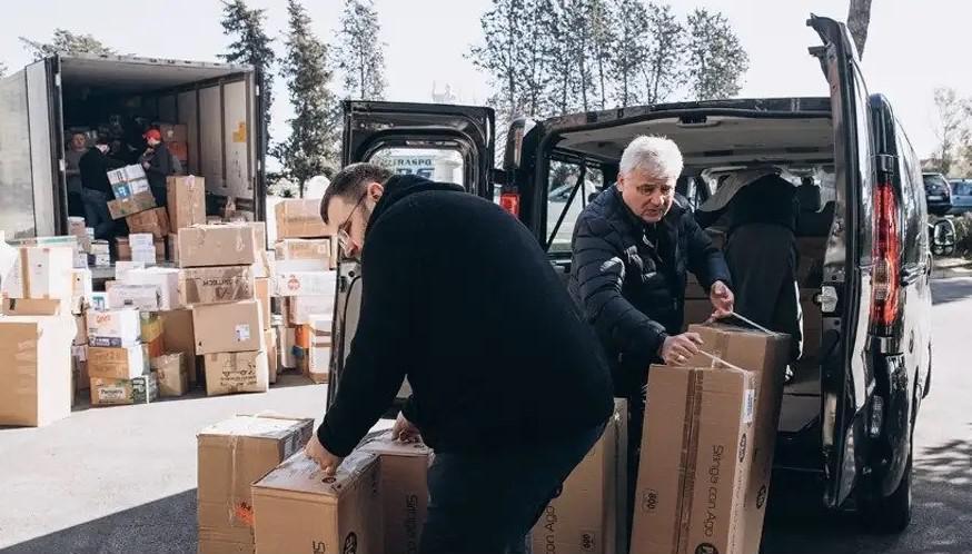 Kardinaal Konrad Krajewski ging op vraag van de paus ter plaatse goederen leveren © Pauselijke Aalmoezeniersdienst