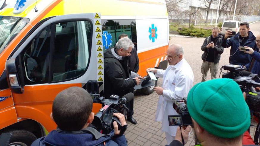 Kardinaal Krajewski overhandigde de ziekenwagen vanmorgen aan een ziekenhuis in Kiev © Vatican Media