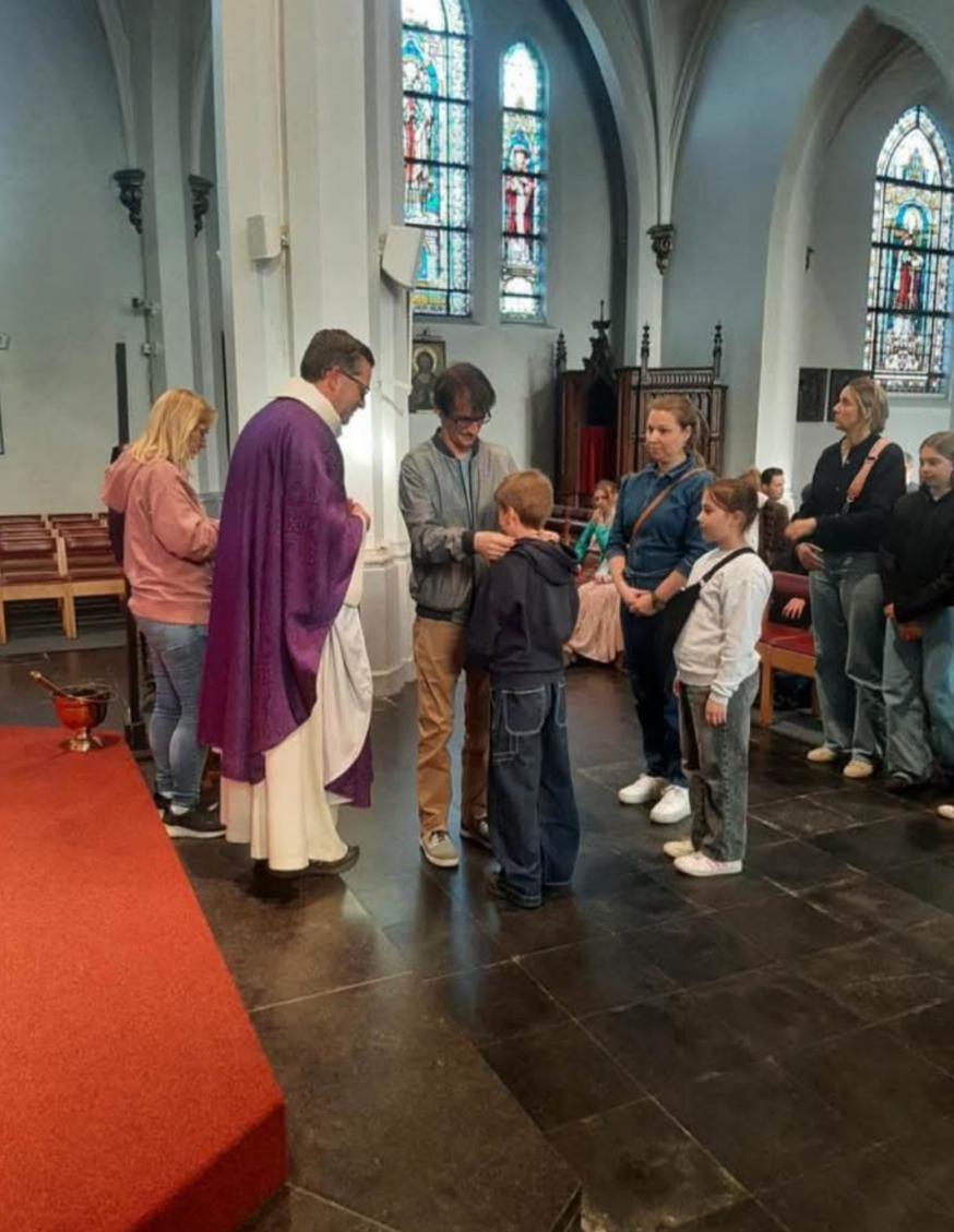 Kruisoplegging vormelingen Sint-Antonius Abt © Parochie Sint-Antonius Abt