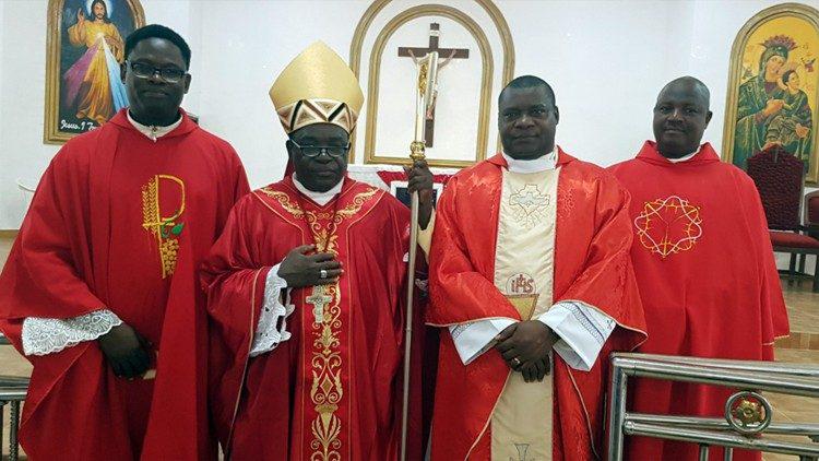 Bisschop  Mathew Hassan Kukah met enkele priesters van zijn bisdom Sokoto  © Vatican Media