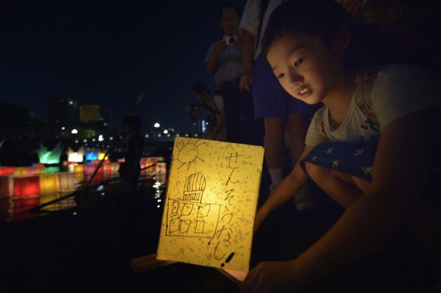 Een meisje plaatst een 'Lantaarn voor Vrede' op de Otan, de rivier die in Hiroshima uitmondt in de Japanse Binnenzee © Paul Jeffrey/WCC