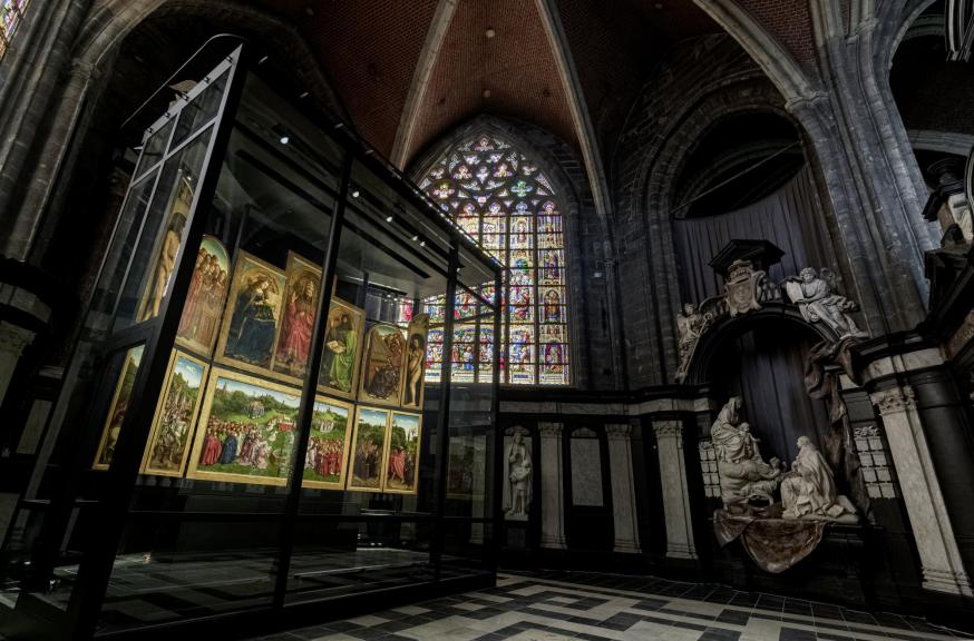 Het pronkstuk van het bezoekerscentrum is uiteraard het Lam Gods, dat nu in een geklimatiseerde vitrine staat. © Art in Flanders, Cedric Verhelst Het pronkstuk van het bezoekerscentrum is uiteraard het Lam Gods, dat nu in een geklimatiseerde vitrine staat. © Art in Flanders, Cedric Verhelst