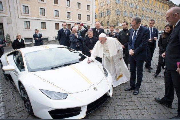 Ook de sportwagen, die paus Franciscus ooit van Lamborghini als geschenk kreeg, werd later verkocht voor het goede doel © Vaticaan Media