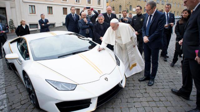 De paus neemt de luxewagen, die hem als geschenk werd aangeboden, in ontvangst © Omaze