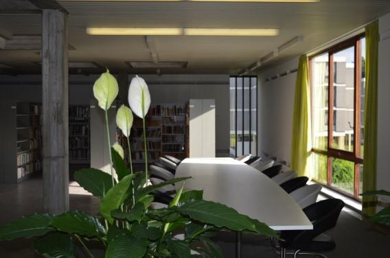 Lange bibliotheek-tafel © Martha Hoffenkamp Lange bibliotheek-tafel © Martha Hoffenkamp