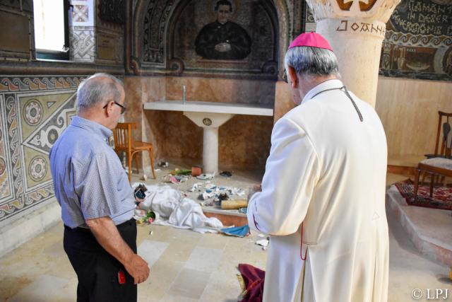 Bisschop Giacinto Boulos Marcuzzo meet de schade op © Latijnse patriarchaat van Jeruzalem
