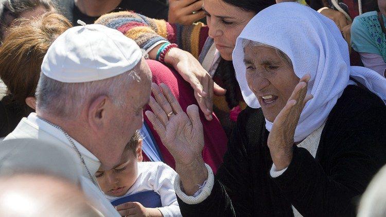 Paus Franciscus tijdens zijn bezoek aan Lesbos in 2016 © Vatican Media