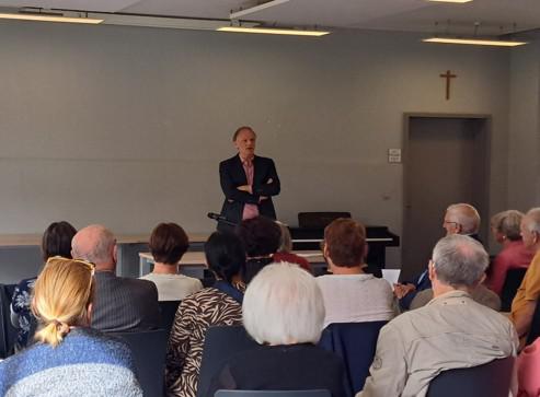 Hans Geybels voor de Abdijkring in Postel. © Mia Daems