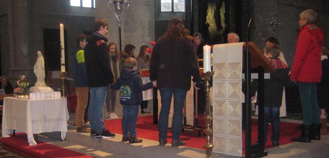 Hier staan we mee rond het altaar bij het zingen van het Onze Vader op Lichtmis.