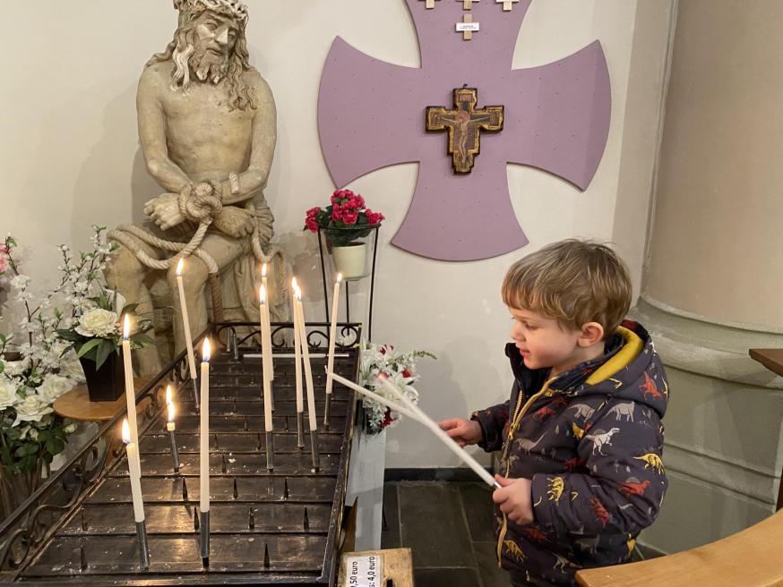 Een kaarsje aansteken. © Christa Damen