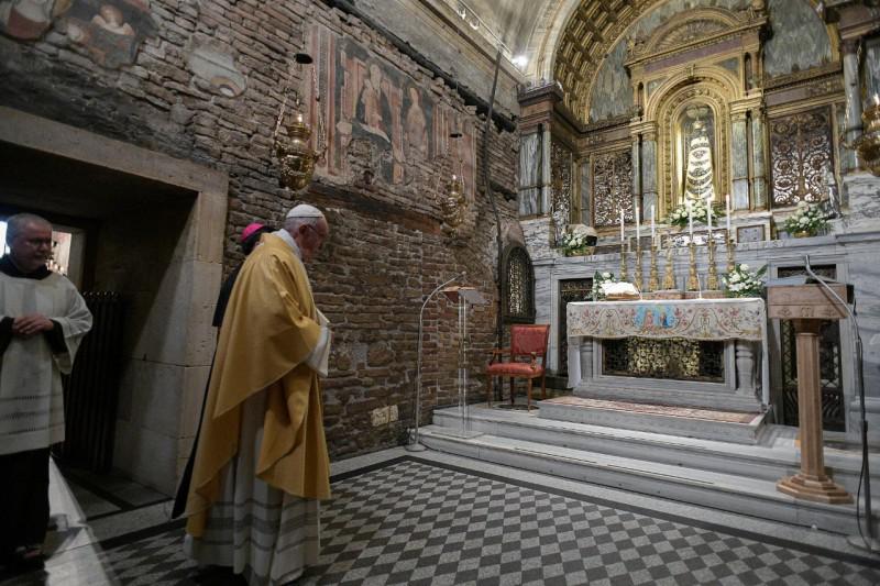 Paus Franciscus tijdens zijn bezoek aan het Heilig Huis in de basiliek van Loreto © Vatican Media