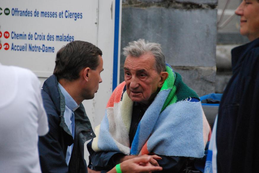 Luc Terlinden (links) in 2010 in Lourdes met de toen zorgbehoevende Émile Vandenbussche. Op latere leeftijd was hij blind.  © Aartsbisdom Mechelen-Brussel