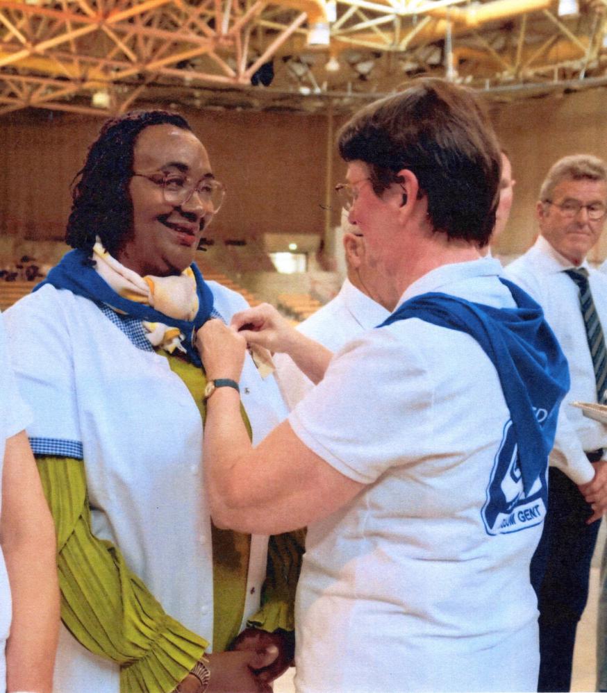 Beata Mukasine ontvangt de bronzen medaille voor 3 jaar dienst in het Accueil Notre-Dame 