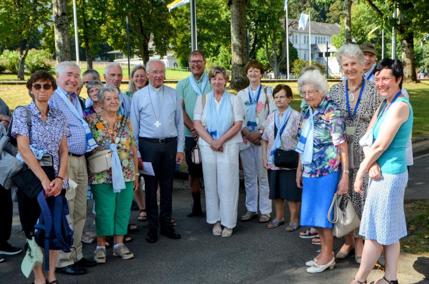 Onze groep (2023) samen met de kardinaal in het midden. © Dirk Adams