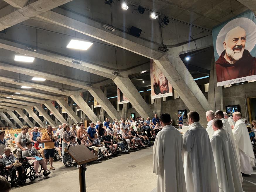 De ziekenzalving in de Pius X-basiliek 
