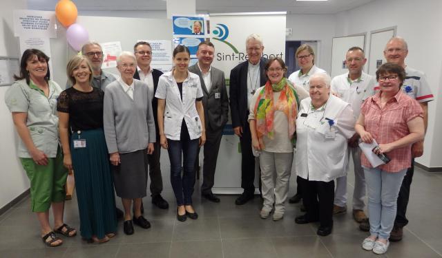 De Gentse bisschop Luc Van Looy samen met ziekenhuispastor Els Margodt en collega's op de foto © IPID
