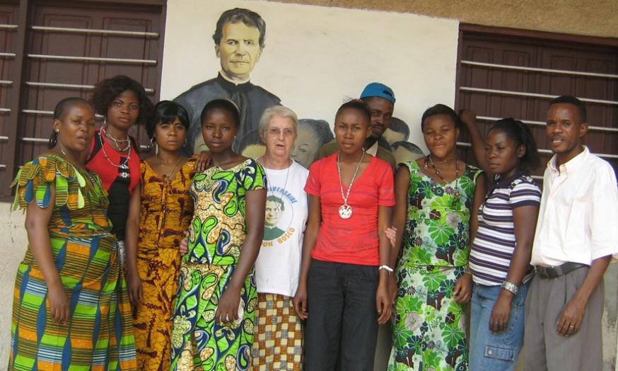 Zuster Lucie Geys bij haar school in Kinshasa. Haar eerste les gaf ze hier onder een eenvoudige boom, maar de zuster bouwde het project uit tot een school met 3.000 leerlingen. © Don Bosco