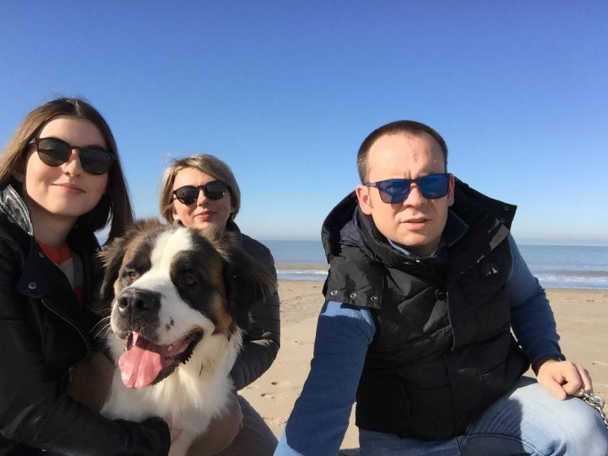 Dochter Roksolana, de hond Bella, Lyuba en Stephan. Bij het inzenden van deze foto schreven zij: ‘wij hopen dat binnenkort de hemel boven Oekraïne weer even blauw zal zijn als op deze foto… Bedankt, lieve mensen,  voor alles wat jullie voor ons land doen. © Sjalom Boutersem