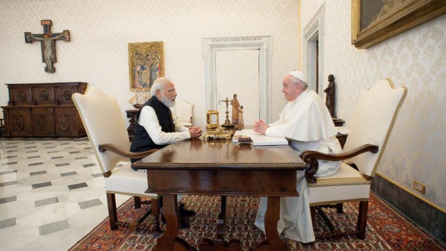 De Indiase premier Narendra Modi in gesprek met paus Franciscus. © Vatican Media