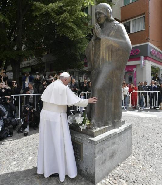 Paus Franciscus bij het beeld van Moeder Teresa in haar geboorteplaats Skopje © Vatican Media Paus Franciscus bij het beeld van Moeder Teresa in haar geboorteplaats Skopje © Vatican Media