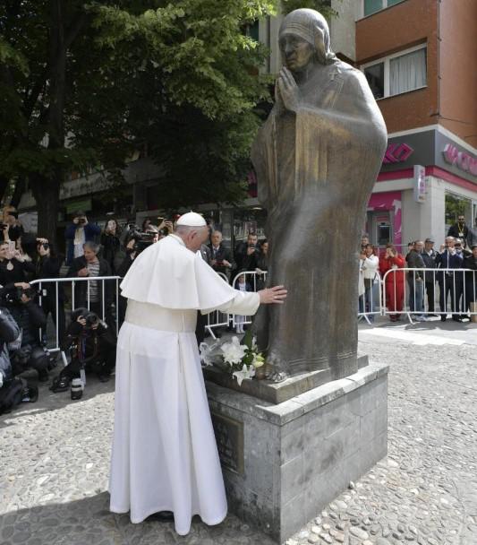 Paus Franciscus bij het beeld van Moeder Teresa in haar geboorteplaats Skopje © Vatican Media