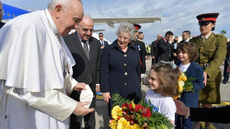 Kinderen verwelkomen de paus © Vatican Media