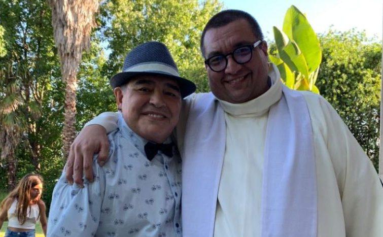 Pastoor Fabian Báez met voetballegende Diego Maradona © SIR Pastoor Fabian Báez met voetballegende Diego Maradona © SIR