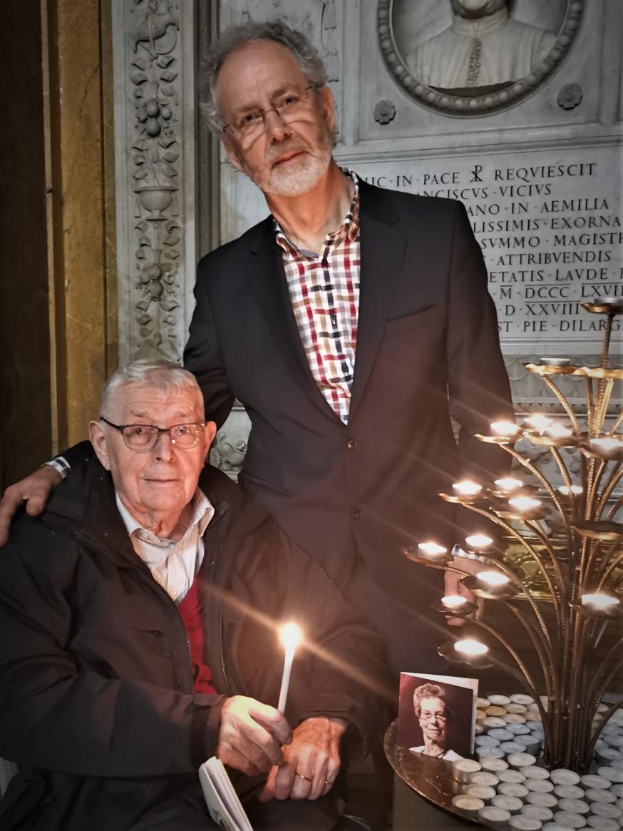 Marcel en zoon Guy Van Parijs gingen met het Regenboogkoor naar Rome. Hoogtepunt: zingen voor de paus. © RR