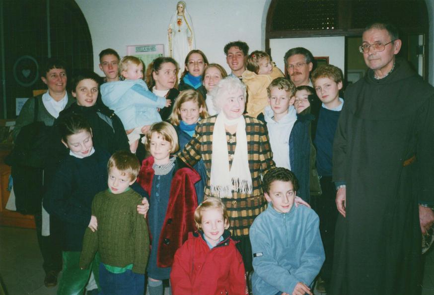 Marguérite en P Legrain met de kinderen Hubin, V Hoorick en Suenens - 1998 © Chèvremont Jo Frederickx