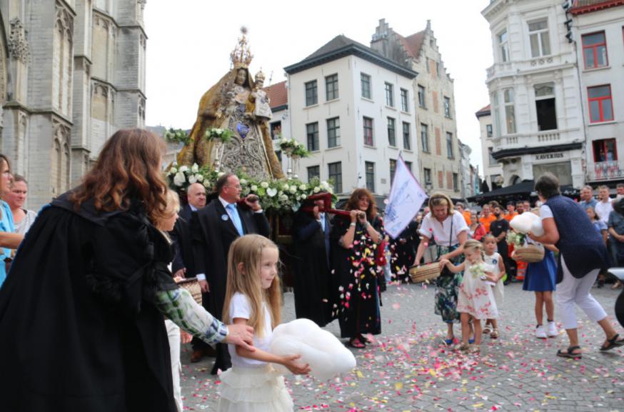 De Mariaprocessie trekt op 14 augustus door de Antwerpse straten © Kapel OLV Lof
