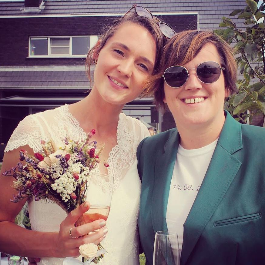 Marie-Julie Bosschem en Liesbeth Last (rechts) trouwden in 2021. Alleen voor de wet, want een stiekem ritueel in de kerk vonden ze hun relatie oneer aan doen. 