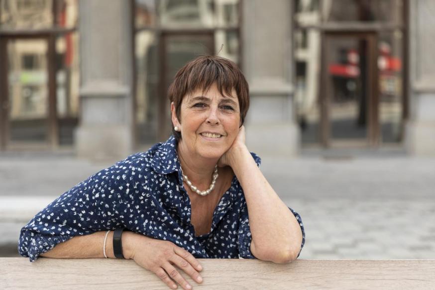 ‘In de opleiding leren de vrijwilligers onbevooroordeeld en vanuit gelijkwaardigheid verbinding te maken met mensen die verbinding kwijt zijn’, vertelt docent en bezieler van ArmenTeKort Marijke Moens © Katie Verkinderen ‘In de opleiding leren de vrijwilligers onbevooroordeeld en vanuit gelijkwaardigheid verbinding te maken met mensen die verbinding kwijt zijn’, vertelt docent en bezieler van ArmenTeKort Marijke Moens © Katie Verkinderen