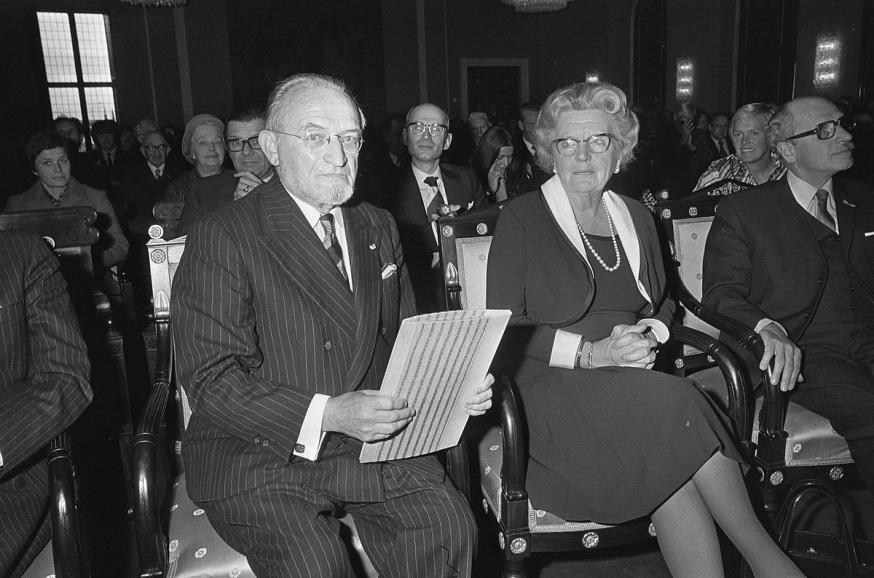 Marnix Gijsen naast koningin Juliana in 1974 bij de uitreiking van de Prijs der Nederlandse Letteren © RR/Tertio
