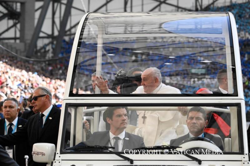 Paus Franciscus werd hartelijk begroet in het sportstadion van Marseille © Vatican Media
