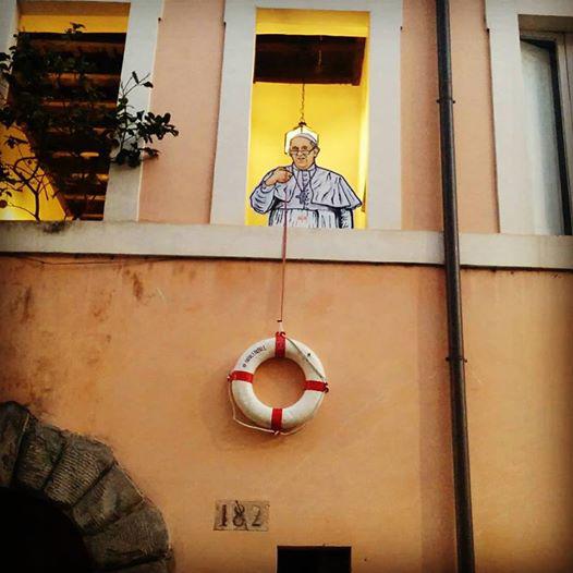 De nieuwe pausbeelding van de straatkunstenaar Maupal © Maupal