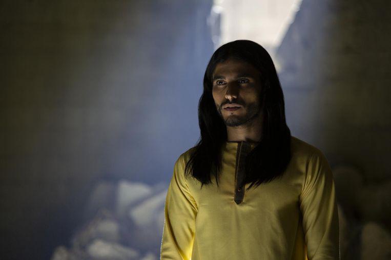 De 34-jarige Tunesisch-Belgische acteur Mehdi Dehbi vertolkt een Christusachtige figuur in de nieuwe – nu al controversiële - Netflix-reeks ‘Messiah’  © HLN