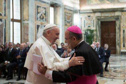 De Portugese kardinaal de Mendonca met paus Franciscus © Vatican Media