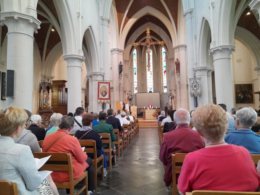 Met jong en oud en mensen van overal in de kerk van Huizingen.  © rvdp